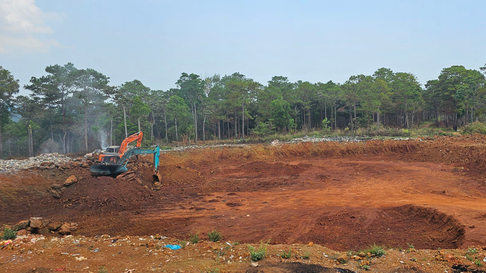 Một khối lượng lớn đất đã được đào và chở đi khỏi vị trí bãi rác