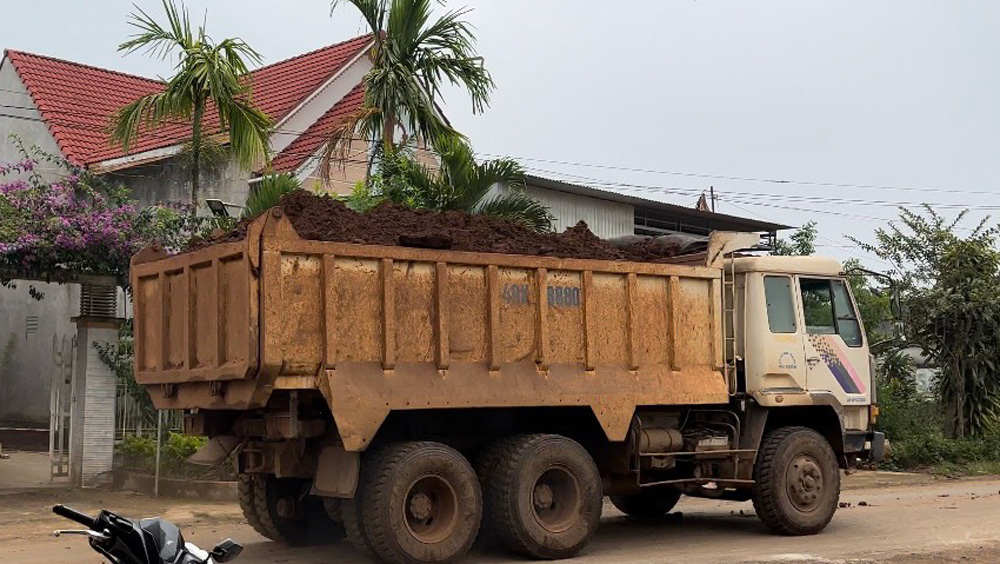 Xe chở đất không có bạt che chắn đi qua khu vực trung tâm xã Lộc Phú