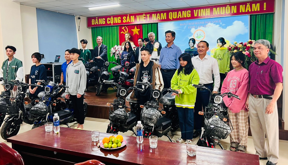 Hội Golf Lâm Đồng trao tặng xe đạp cho trẻ mồ côi