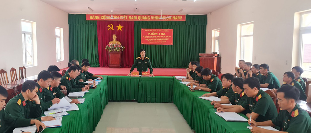 Đại tá Nguyễn Bình Sơn - Chỉ huy trưởng Bộ Chỉ huy Quân sự tỉnh kết luận nội dung kiểm tra tại Ban Chỉ huy Quân sự huyện Đơn Dương