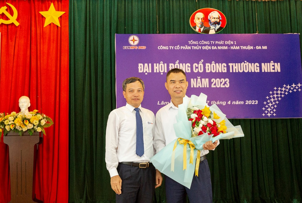 Ông Lê Văn Quang tặng hoa cám ơn ông Nguyễn Đăng Dung đã có nhiều đóng góp cho Công ty trong thời gian thực hiện nhiệm vụ Trưởng Ban Kiểm soát