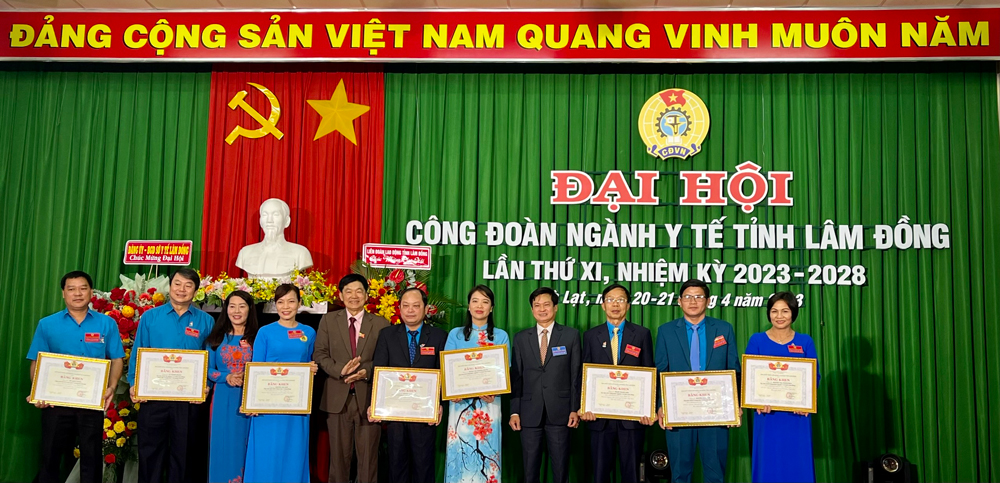 Trao Bằng khen của Liên đoàn Lao động tỉnh cho các cá nhân xuất sắc của ngành Y tế Lâm Đồng
