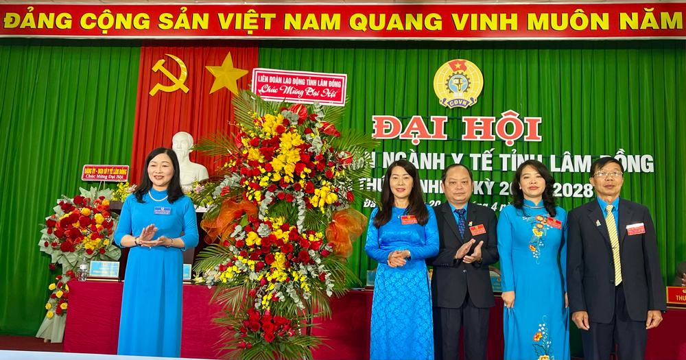 Bà Phạm Thị Lệ Dung –Phó Chủ tịch Liên đoàn Lao động tỉnh tặng hoa chúc mừng đại hội