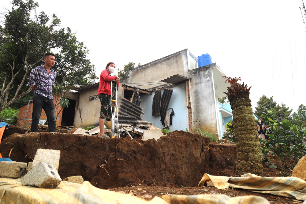 Nhà cửa 1 trong 3 hộ dân bị sụp đổ do ảnh hưởng của vụ sụt lún tại thôn Kim Thanh, xã Lộc Nga