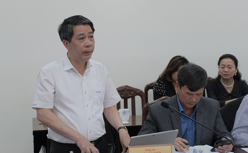 Ông Ngô Văn Ninh- Người phát ngôn của UBND tỉnh Lâm Đồng trả lời tại buổi làm việc. Ảnh: Hoàng Anh