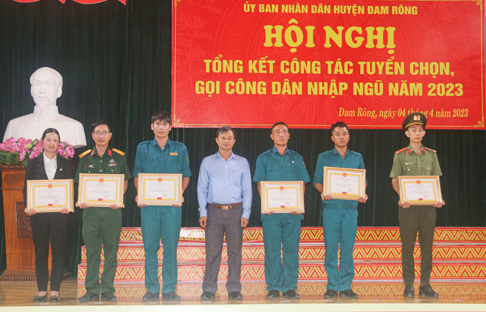 Đồng chí Trương Hữu Đồng – Chủ tịch UBND huyện Đam Rông trao giấy khen cho tập thể và cá nhân xuất sắc