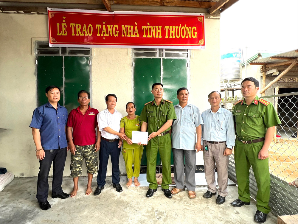 Ban Dân vận Huyện ủy Bảo Lâm, Công an huyện trao số tiền hỗ trợ và có những phần quà cho gia đình bà Ka Xiêm