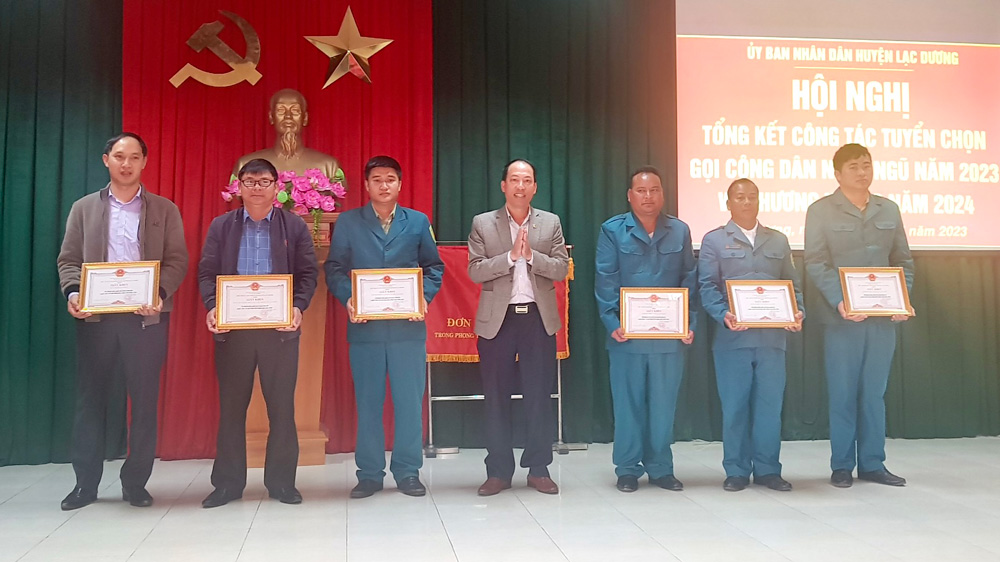 Chủ tịch UBND huyện Lạc Dương Sử Thanh Hoài trao giấy khen cho các tập thể có thành tích tốt trong công tác tuyển chọn, gọi công dân nhập ngũ năm 2023