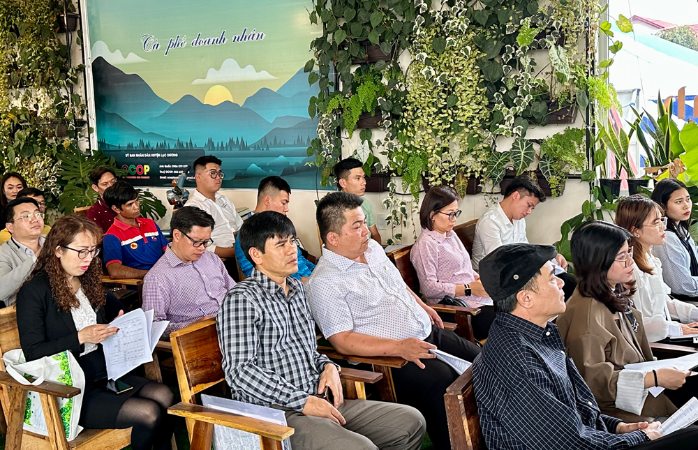 Các doanh nghiệp lữ hành, các cơ quan báo chí và cơ sở du lịch huyện Lạc Dương tham dự buổi làm việc