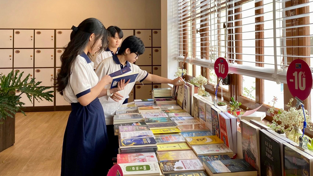 Nhiều học sinh, sinh viên tham quan, lựa chọn những cuốn sách tại gian hàng trưng bày, bán sách với giá khuyến mãi của nhà sách Phương Nam Đà Lạt tại Hội sách Yersin