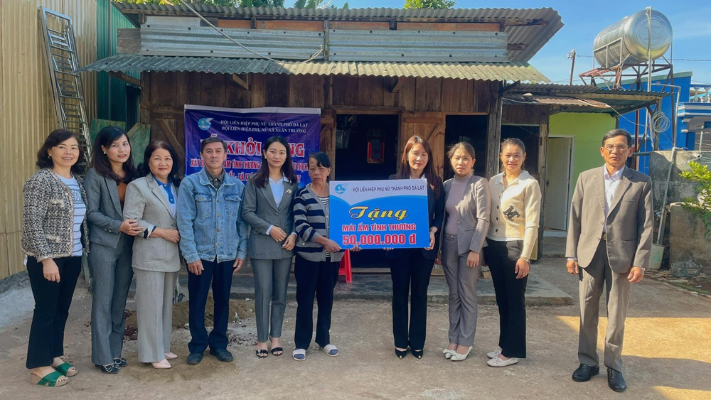 Hội LHPN thành phố Đà Lạt trao tặng mái ấm tình thương cho chị Hoa