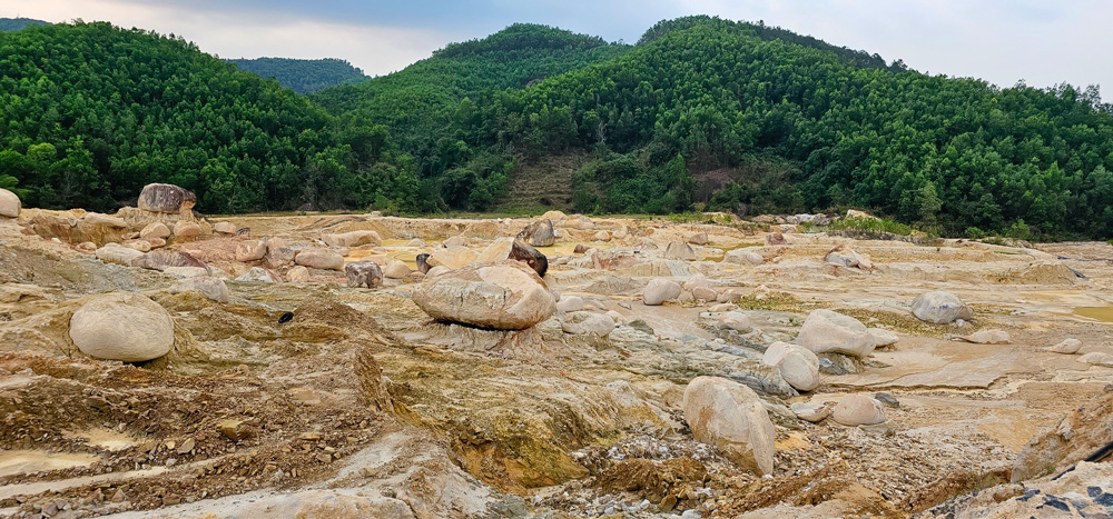 Một điểm khai thác cát trái phép trên địa bàn xã Lộc Tân (huyện Bảo Lâm) đang được cơ quan chức năng điều tra, xử lý