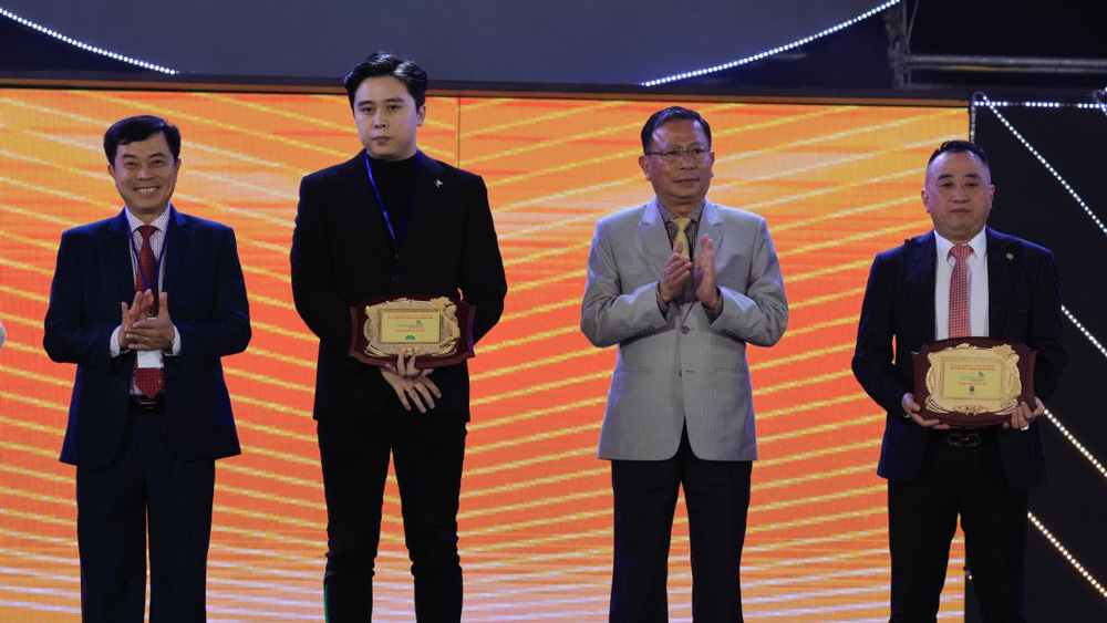 Ông Nguyễn Trung Kiên (bìa trái) – Giám đốc Sở VHTT&DL và ông Võ Ngọc Trình – Phó Chủ tịch UBND thành phố Đà Lạt trao tặng biểu trưng lưu niệm cho các đơn vị đồng hành