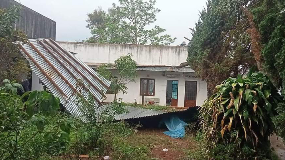 Di Linh: Hỗ trợ các hộ dân bị ảnh hưởng do mưa lớn kèm lốc xoáy