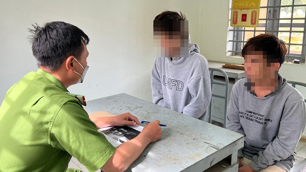 2 thanh niên tàng trữ trái phép chất ma túy bị Công an huyện Di Linh bắt giữ. Ảnh: CACC