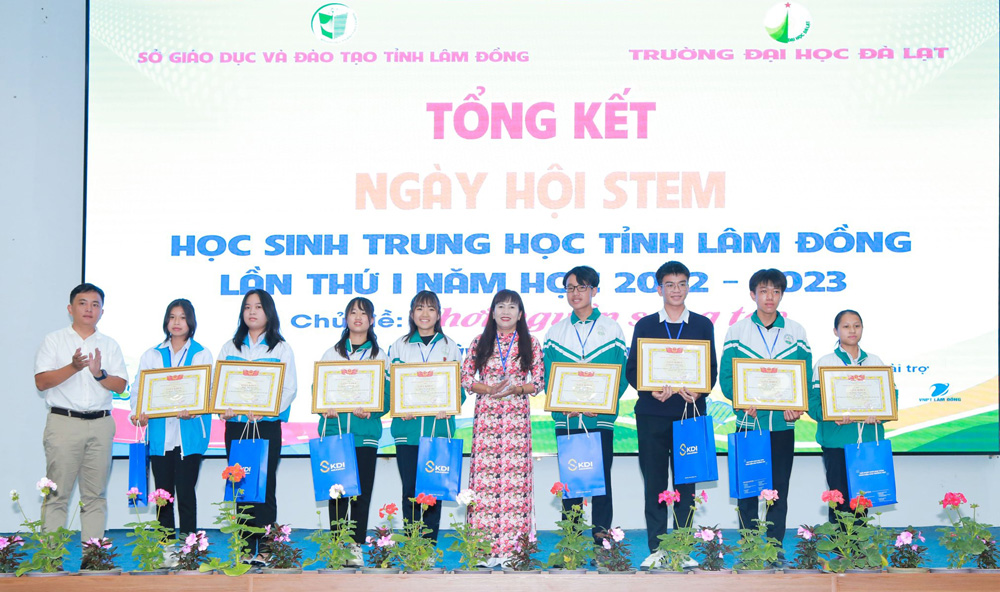 Bà Phạm Thị Hồng Hải - Giám đốc Sở GDĐT trao giải Nhất cho các em học sinh Trường THCS Quang Trung (Bảo Lâm) và Trường THPT Đơn Dương tại Ngày hội STEM học sinh trung học Lâm Đồng