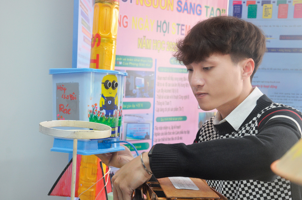 Niềm đam mê khoa học của các em học sinh là điều dễ nhận thấy tại Ngày hội STEM dành cho học sinh trung học Lâm Đồng lần thứ I