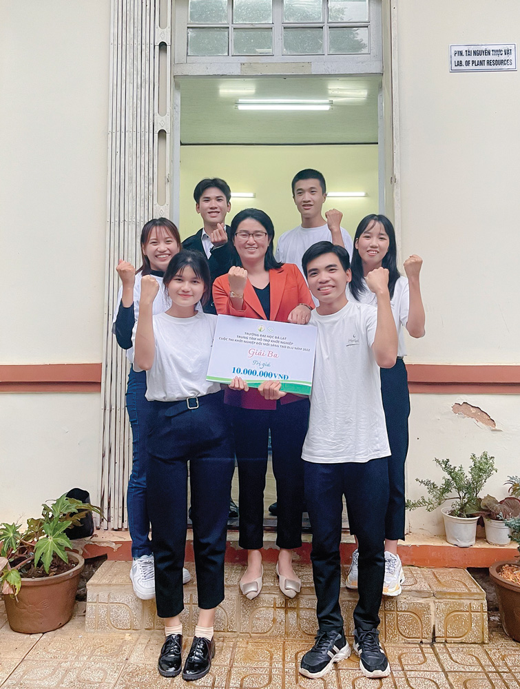 Nhóm sinh viên của Dương và Tiến sĩ Hoàng Thị Bình với niềm vui khi đạt giải dự án khởi nghiệp về thu hải đường hoang dại