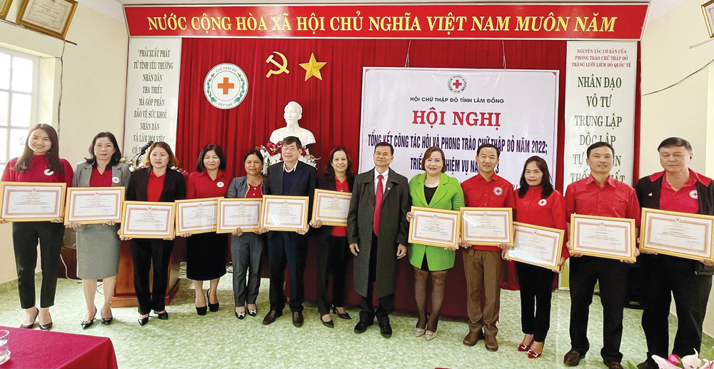 Chủ tịch Hội Chữ thập đỏ Lâm Đồng trao bằng khen của Trung ương Hội Chữ thập đỏ Việt Nam cho các cá nhân xuất sắc trong công tác nhân đạo