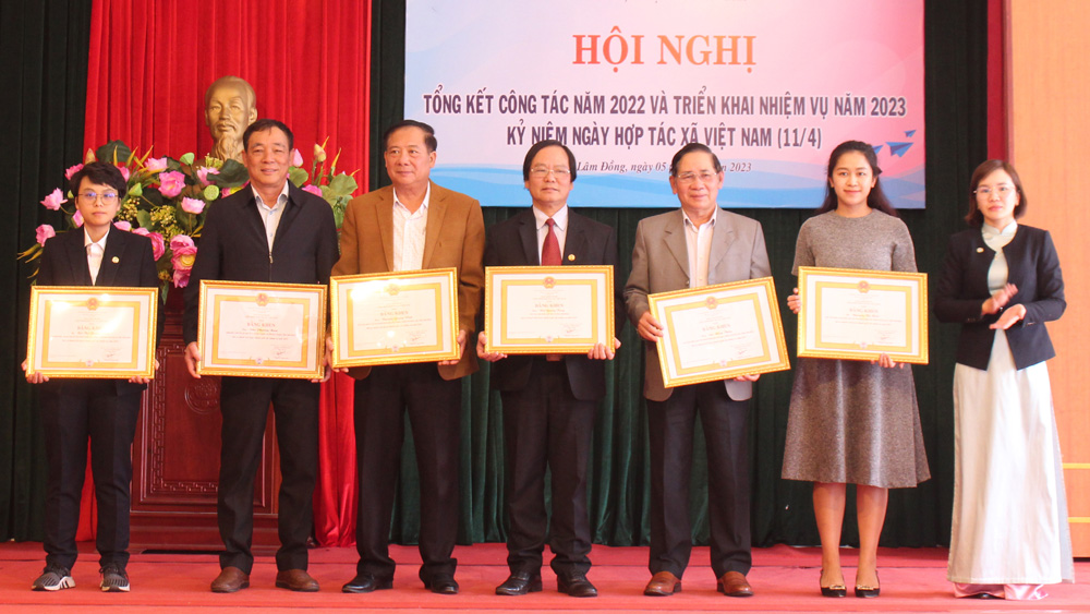 Liên minh HTX Việt Nam tặng bằng khen cho các cá nhân có thành tích xuất sắc trong công tác phát triển kinh tế tập thể