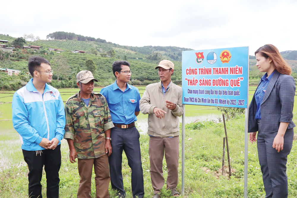 Tỉnh Đoàn tặng công trình “Thắp sáng đường quê” cho người dân xã Đà Loan, huyện Đức Trọng