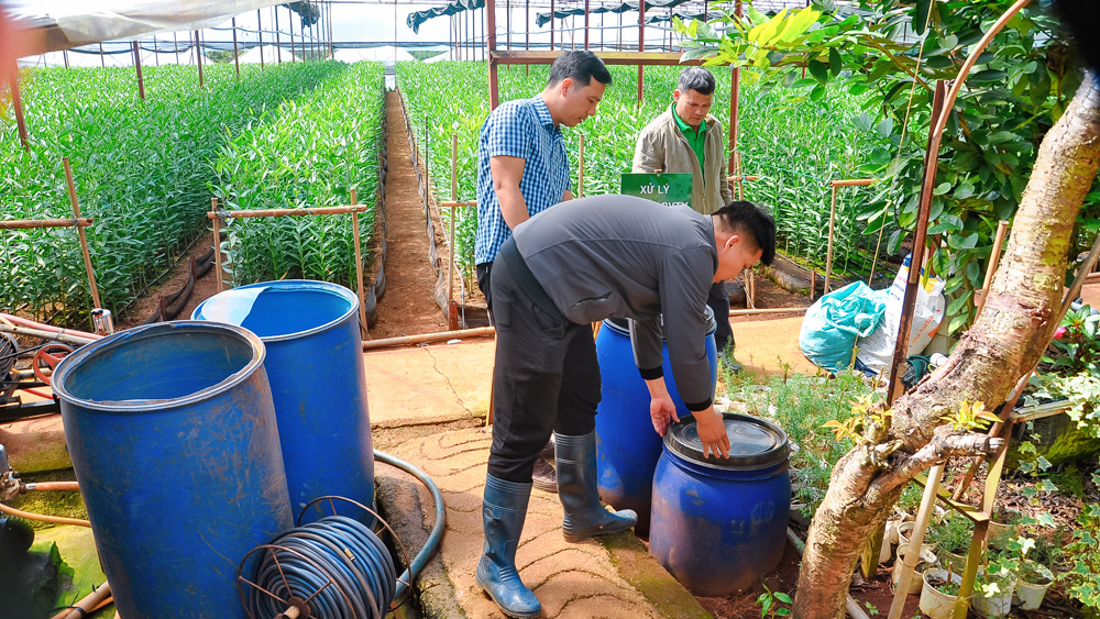Một điểm xử lý hóa chất bảo vệ thực vật an toàn với môi trường trong vườn ông Nguyễn Hữu Trí