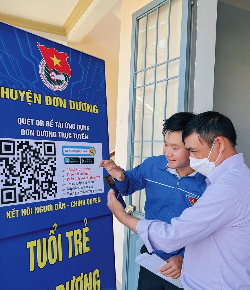 Đoàn viên, thanh niên huyện Đơn Dương hỗ trợ người dân thực hiện dịch vụ công trực tuyến