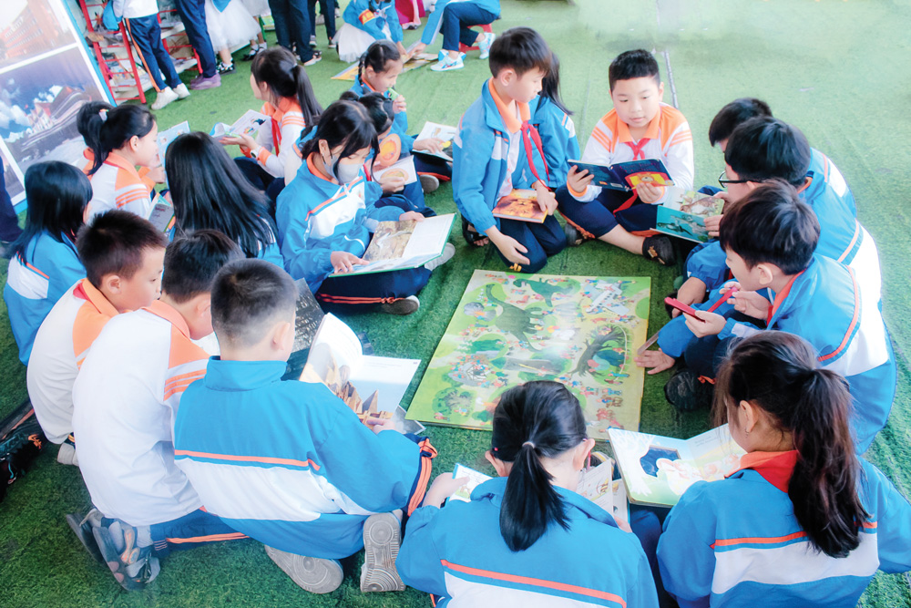 Học sinh Trường Lê Quý Đôn (Đà Lạt) đọc sách trong không gian xanh