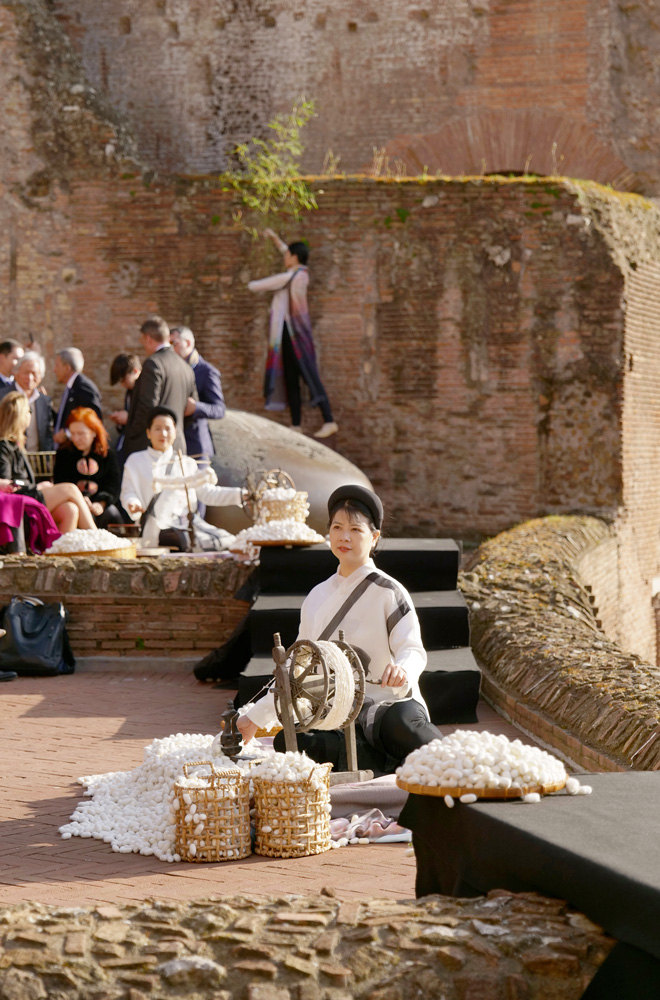 Đủ các biến thể đa dạng và lạ mắt của các sản phẩm tơ lụa Việt Nam trên thành cổ Italy