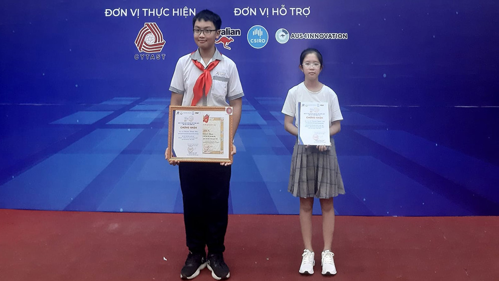Lê Nguyễn Quỳnh Anh (bên phải) nhận giải thưởng tại Hội thi Tin học trẻ toàn quốc