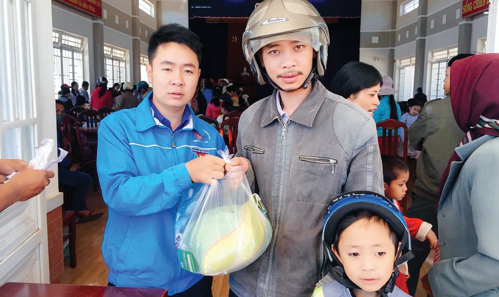 Anh Bùi Hồng Đạt tặng quà Tết Nguyên đán năm 2022 cho các hộ gia đình có hoàn cảnh khó khăn tại xã Tu Tra