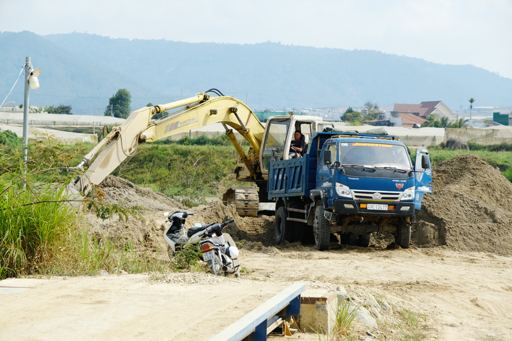 
Các đơn vị được cấp phép hoạt động khai thác cát trên địa bàn huyện Đơn Dương đều có lắp đặt trạm cân theo quy định