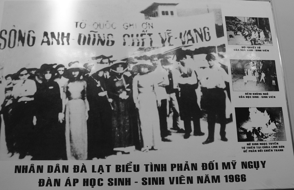 Hình ảnh Nhân dân Đà Lạt biểu tình phản đối chiến tranh xâm lược của Mỹ được trưng bày tại Bảo tàng Lâm Đồng