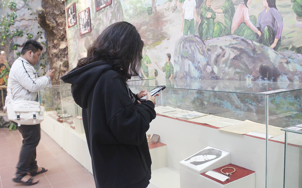 Thế hệ trẻ hôm nay tham quan Bảo tàng xúc động, tự hào trước những lá thư tuyệt mệnh cùng hình ảnh của cô Tuyền