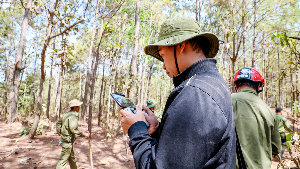 Cán bộ kiểm lâm của Ban QLBVR PH Đại Ninh sử dụng thiết bị flycam kiểm tra rừng