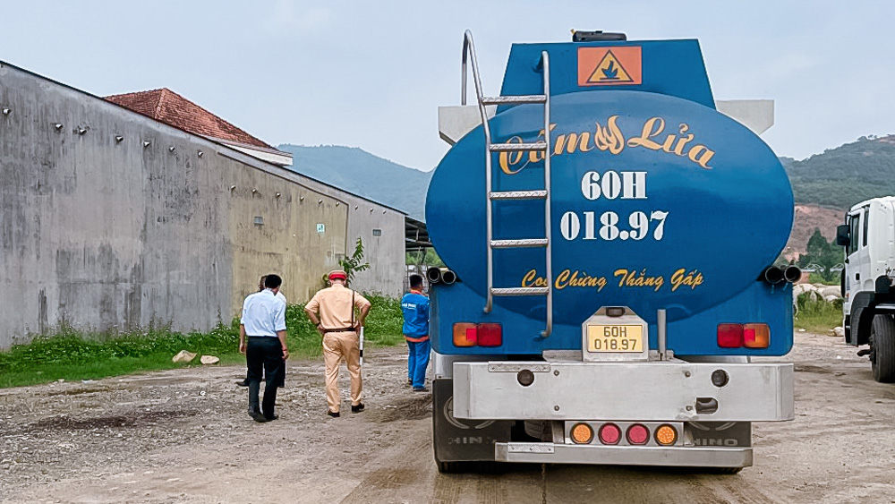 Đoàn liên ngành kiểm tra các xe vận chuyển xăng, dầu vào Lâm Đồng