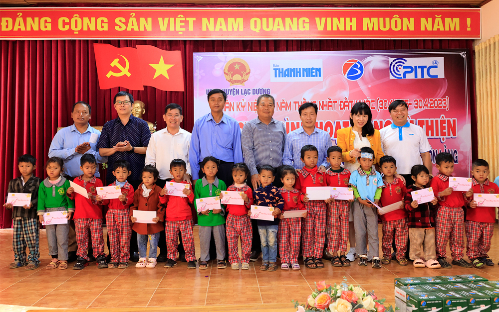 Đại diện công ty TNHH MTV Thanh Bình (Bộ Công an) và lãnh đạo UBND huyện Lạc Dương trao tặng học bổng cho học sinh nghèo vượt khó