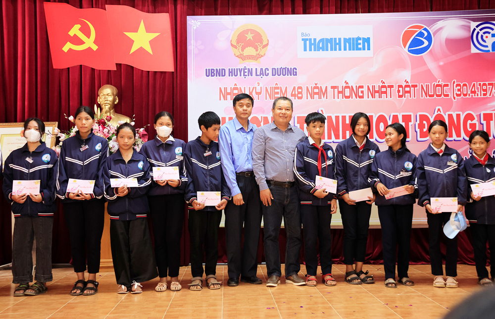 Đại diện Báo Thanh Niên và nhà tài trợ trao học bổng cho học sinh nghèo vượt khó