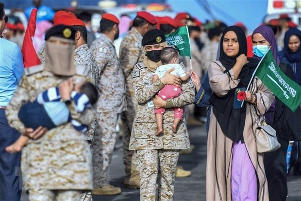 Binh sỹ Saudi Arabia bế em bé Sudan sơ tán tránh xung đột, tại căn cứ hải quân ở Jeddah, ngày 26/4/2023