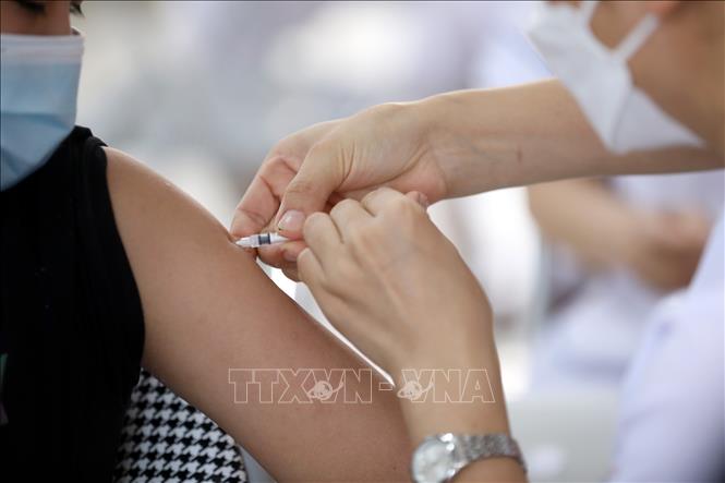 Tiêm vaccine phòng dịch COVID-19 tại điểm tiêm Nhà văn hóa khối Đại Thắng, phường Chi Lăng, thành phố Lạng Sơn