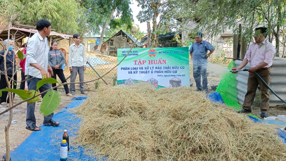 Hướng dẫn nông dân Lâm Đồng xử lý rác thải nông nghiệp