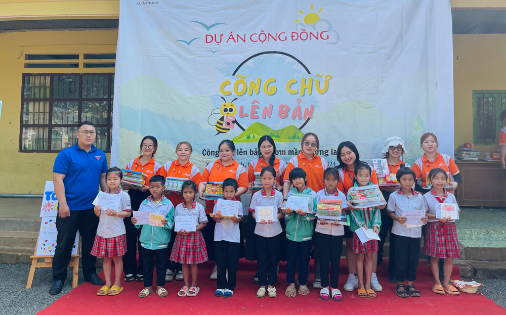 Lâm Hà: Trao học bổng cho trẻ em nghèo hiếu học