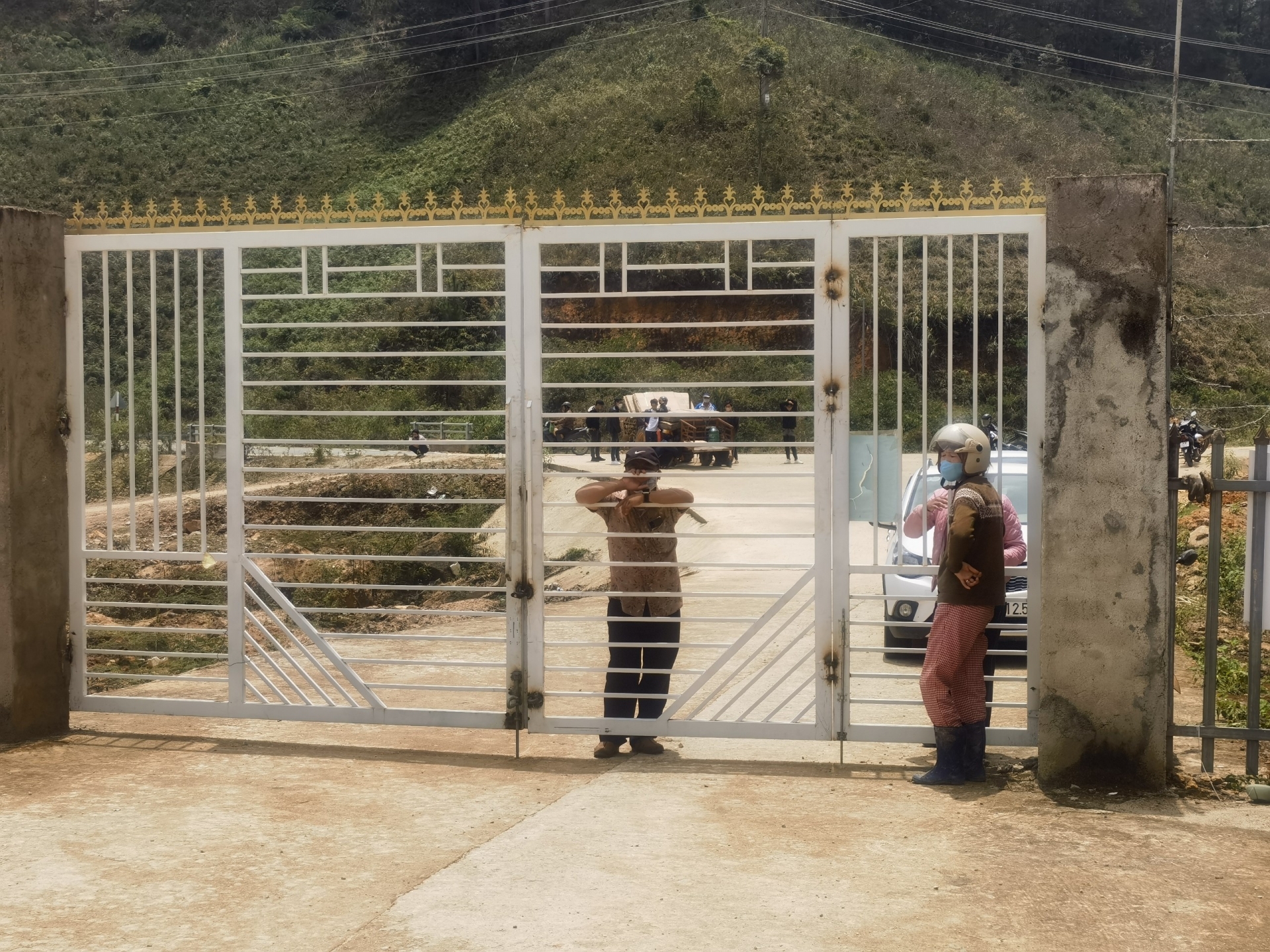 Vì sao thuỷ điện Đạ Dâng - Đạ Chomo rào cổng, làm khó dễ người dân đi lại?