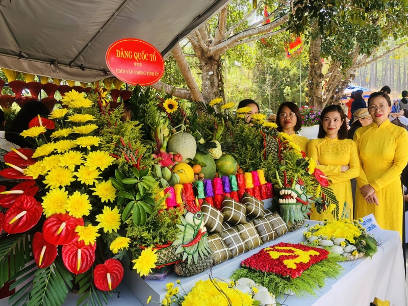Hội thi cắm hoa, trang trí mâm lễ vật dâng cúng Quốc Tổ Hùng Vương