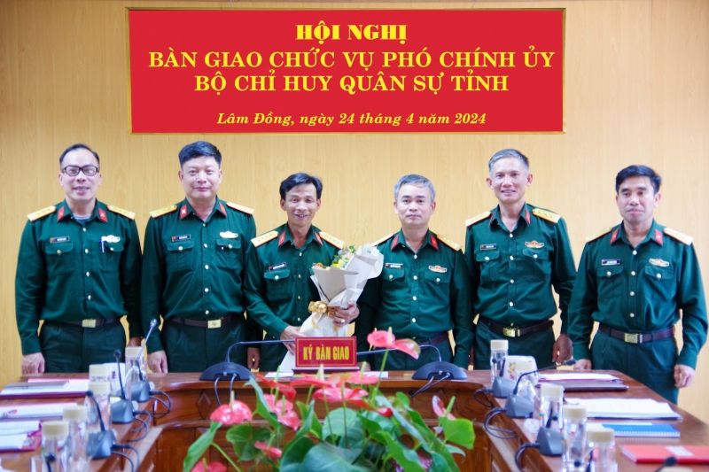 Bàn giao chức vụ Phó Chính ủy Bộ Chỉ huy quân sự tỉnh Lâm Đồng