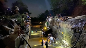 Sông Đạ Huoai cạn trơ đáy, hàng chục người soi đèn bắt cá xuyên đêm