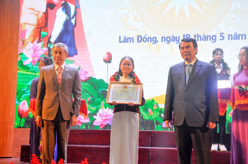 Phó Chủ tịch UBND tỉnh Lâm Đồng Phạm S trao vòng Nguyệt quế cho các em học sinh giỏi Quốc gia của Lâm Đồng