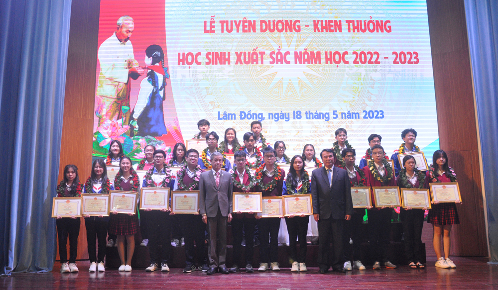 Các em học sinh Lâm Đồng đạt giải trong kì thi chọn học sinh giỏi Quốc gia