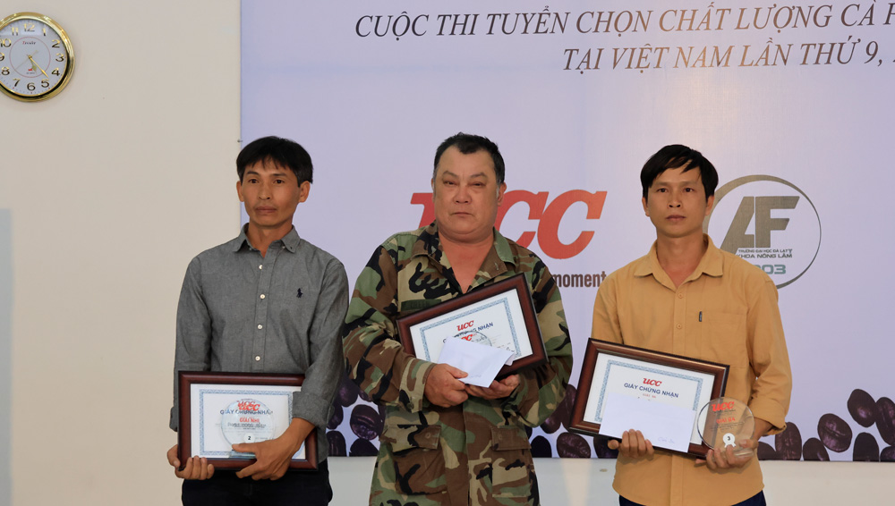 Nông dân Phạm Ngọc Tuấn đoạt giải Nhất (đứng giữa) và 2 nông dân đạt giải Nhì và Ba