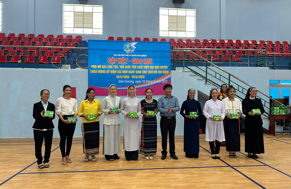 Ông Nguyễn Hồng Anh - Phó Ban Tuyên giáo huyện uỷ Đơn Dương trao quà cho phụ nữ các dân tộc, tôn giáo tiêu biểu